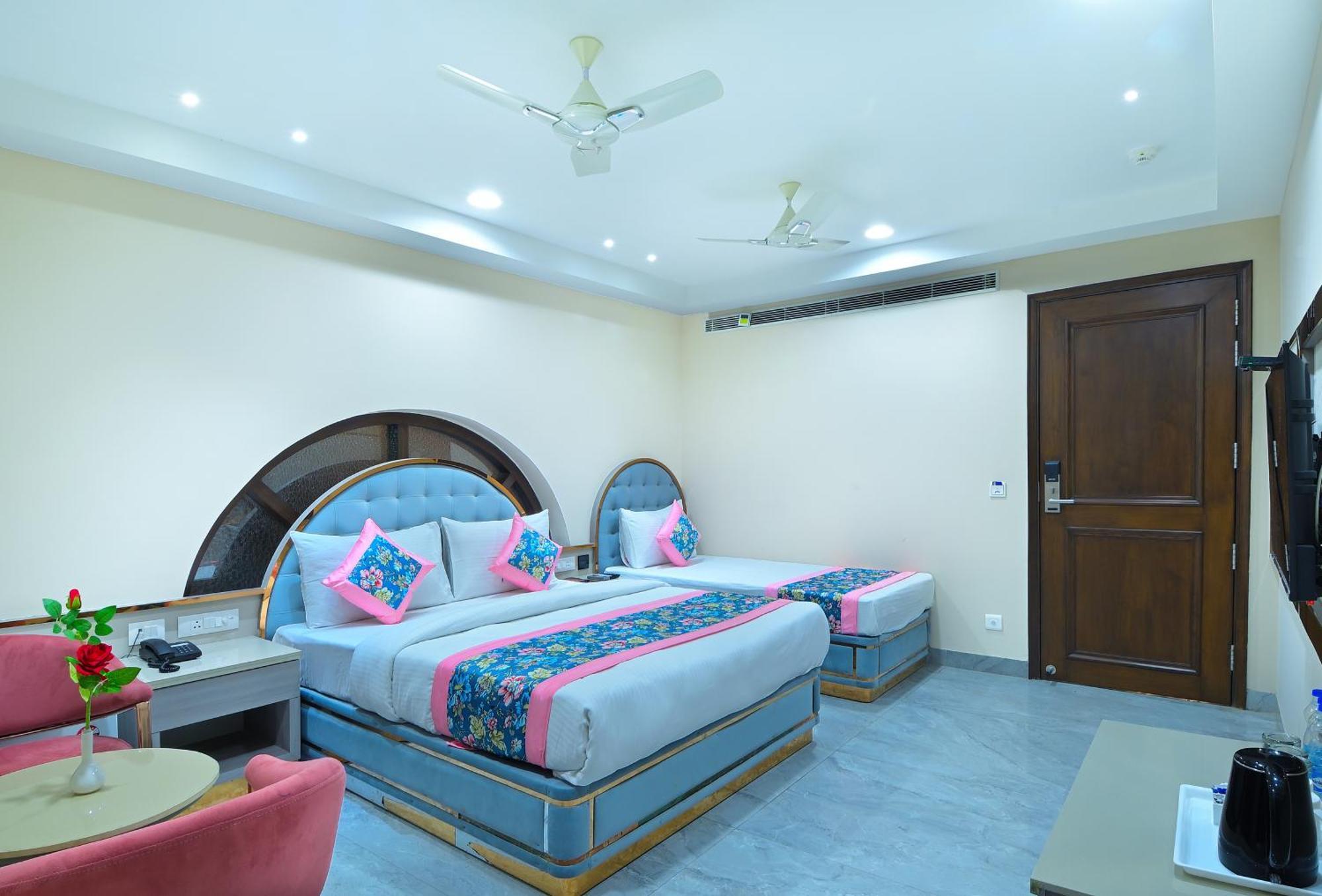 Hotel Sapphire House - 3 Mins Walk From Metro And 5 Mins From Rail Station Ню Делхи Екстериор снимка