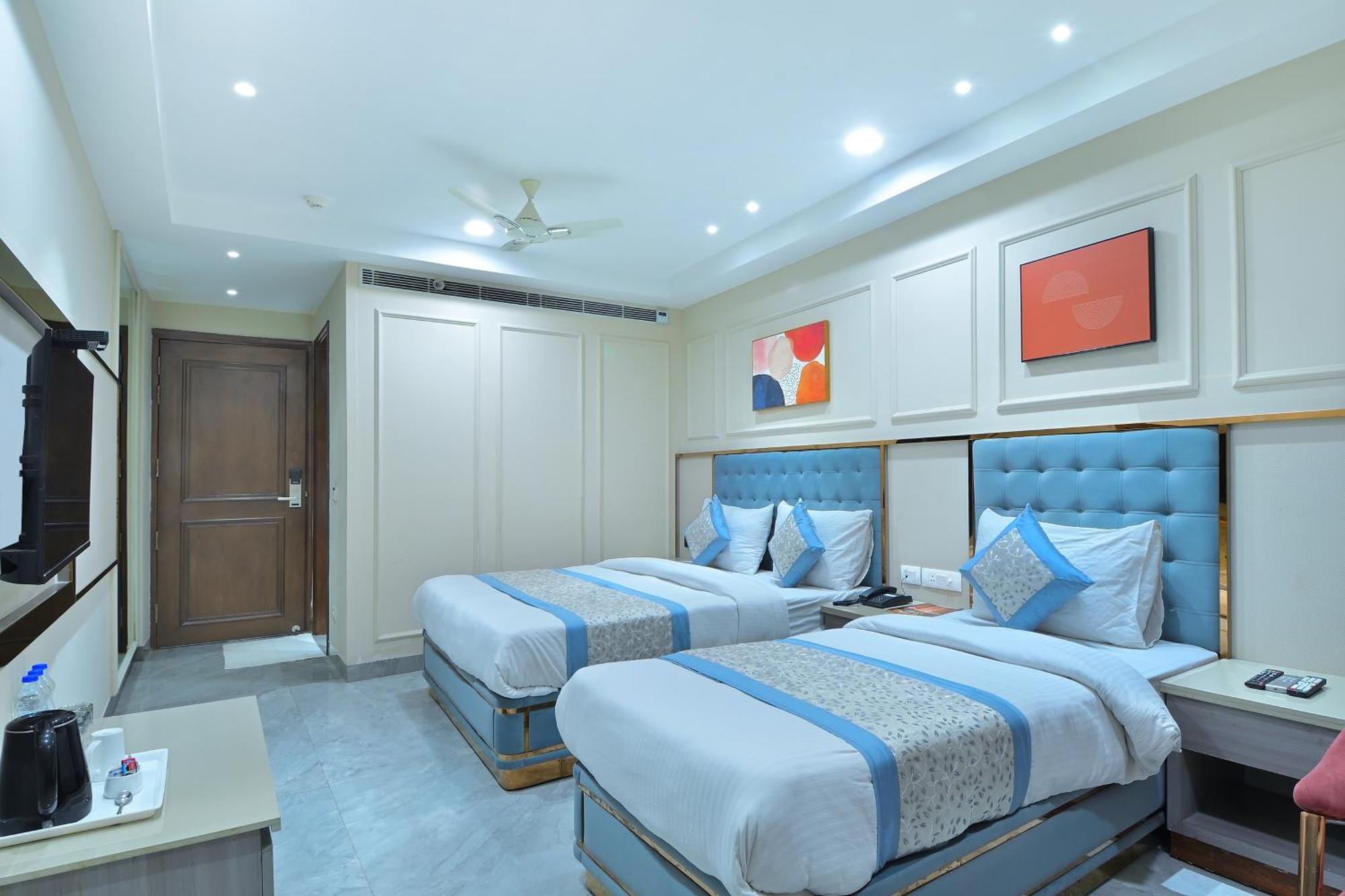 Hotel Sapphire House - 3 Mins Walk From Metro And 5 Mins From Rail Station Ню Делхи Екстериор снимка
