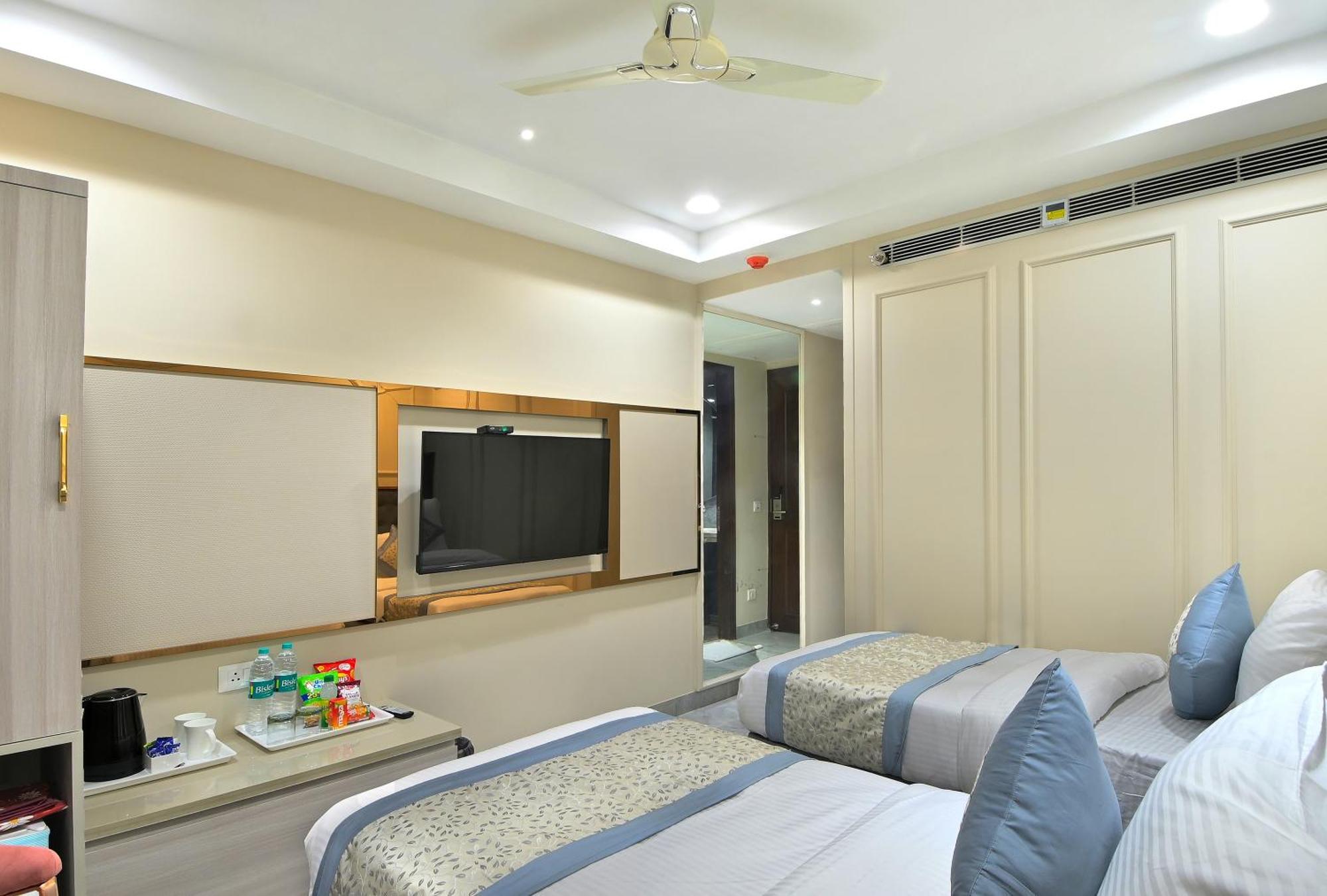 Hotel Sapphire House - 3 Mins Walk From Metro And 5 Mins From Rail Station Ню Делхи Екстериор снимка
