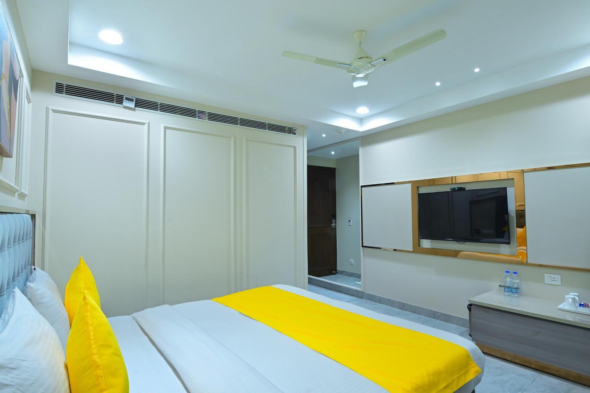 Hotel Sapphire House - 3 Mins Walk From Metro And 5 Mins From Rail Station Ню Делхи Екстериор снимка