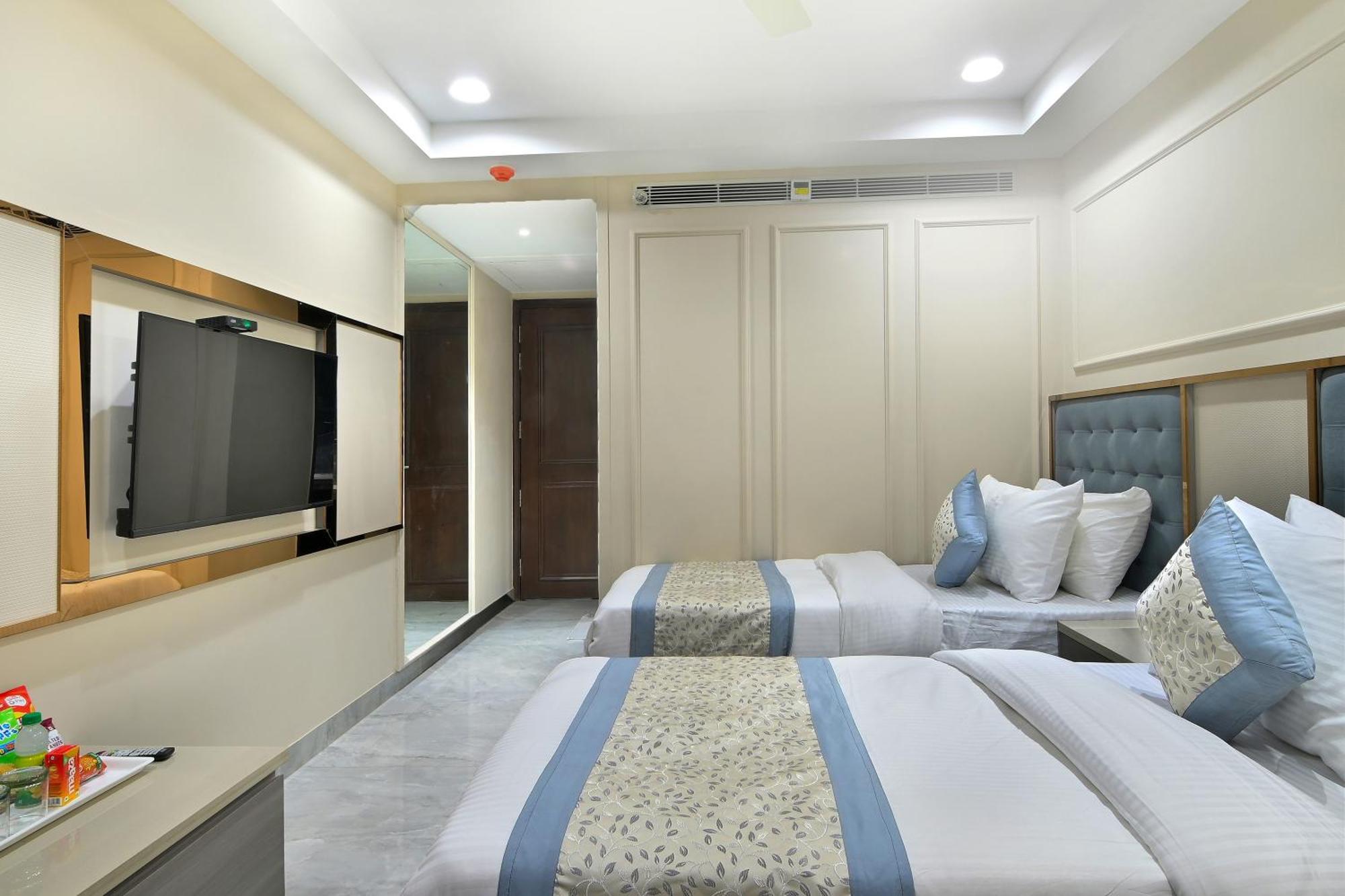 Hotel Sapphire House - 3 Mins Walk From Metro And 5 Mins From Rail Station Ню Делхи Екстериор снимка
