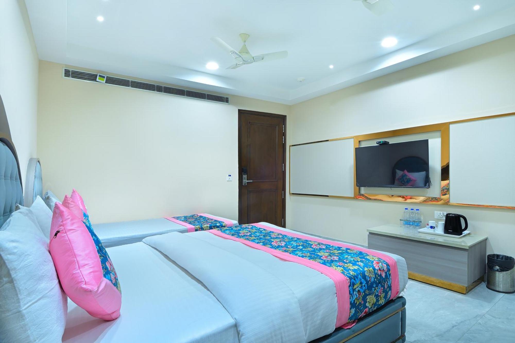 Hotel Sapphire House - 3 Mins Walk From Metro And 5 Mins From Rail Station Ню Делхи Екстериор снимка