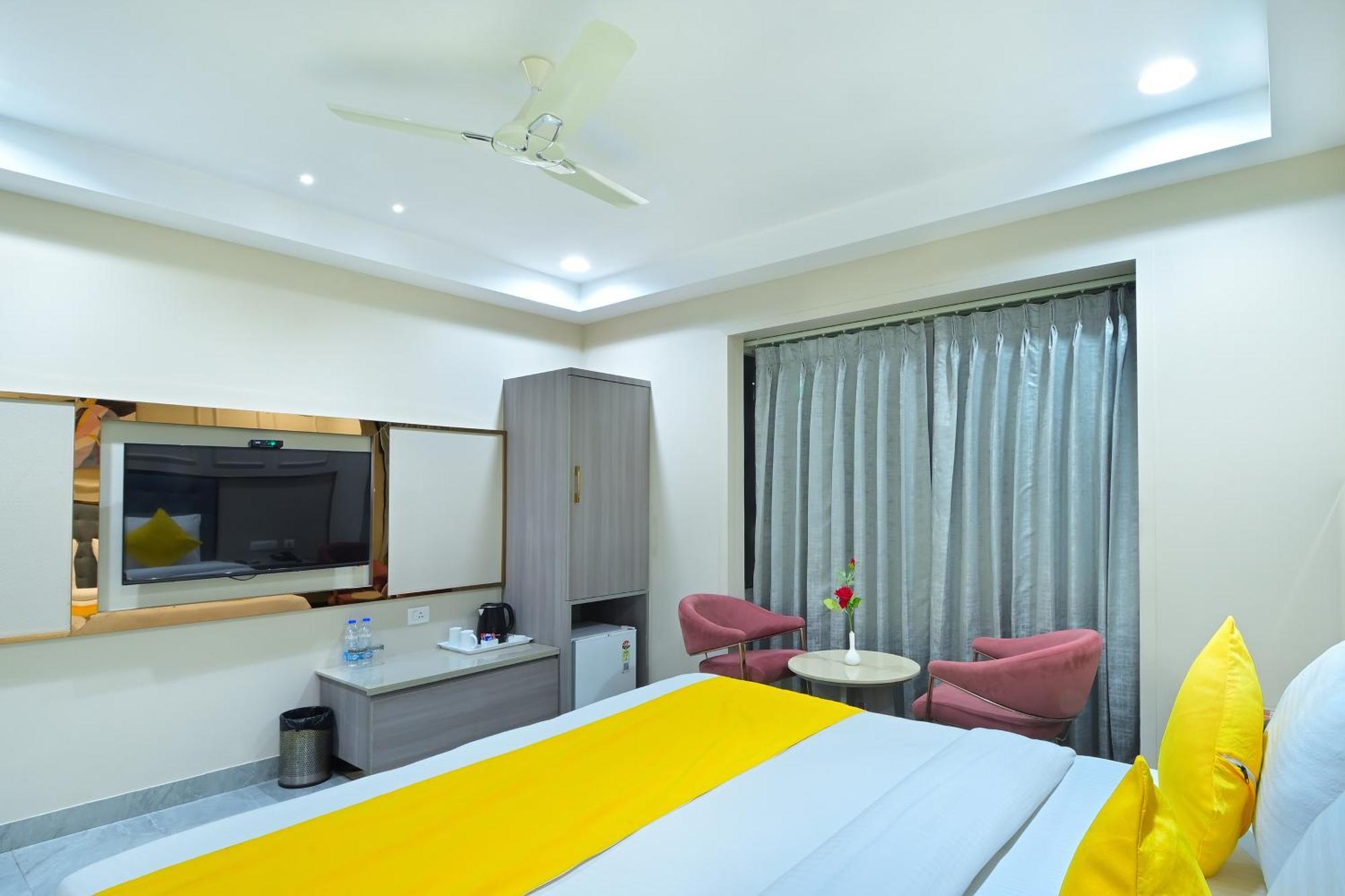 Hotel Sapphire House - 3 Mins Walk From Metro And 5 Mins From Rail Station Ню Делхи Екстериор снимка